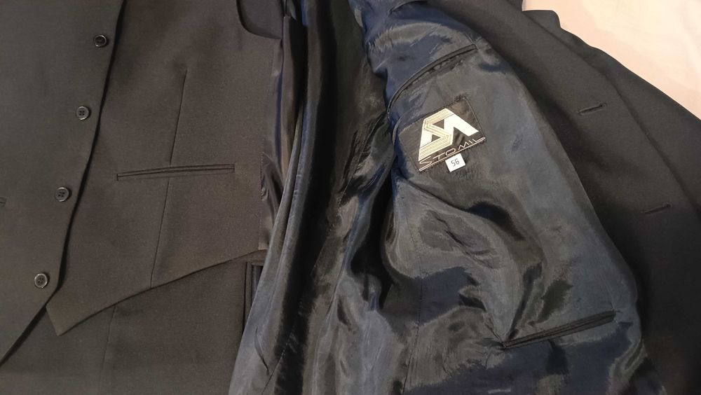 Мъжки костюм с елек в черно