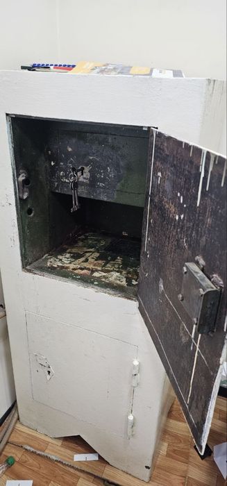 Шкаф, сейф, столы