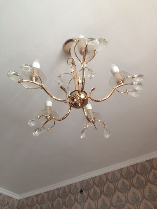 Продам 2 люстры 3 и 5 рожковые.