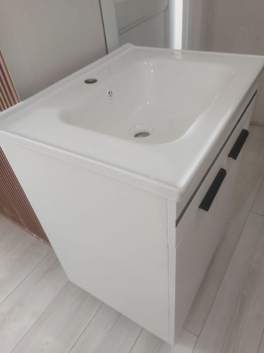 Шкаф с ракавиной.