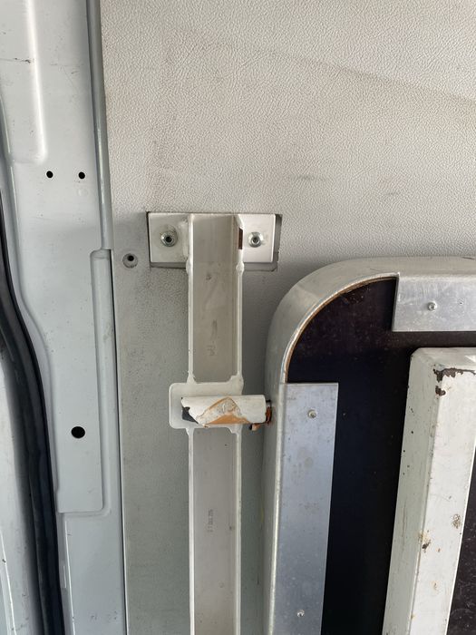 Рафтове за товарно помещение на бус.