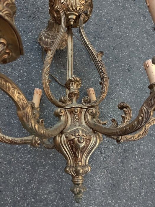 Spectaculos candelabru din bronz masiv de dimensiuni mari și foarte masiv ,piesa cu o lucrătură de o foarte mare finețe, diametrul aproximativ 55 cm g
