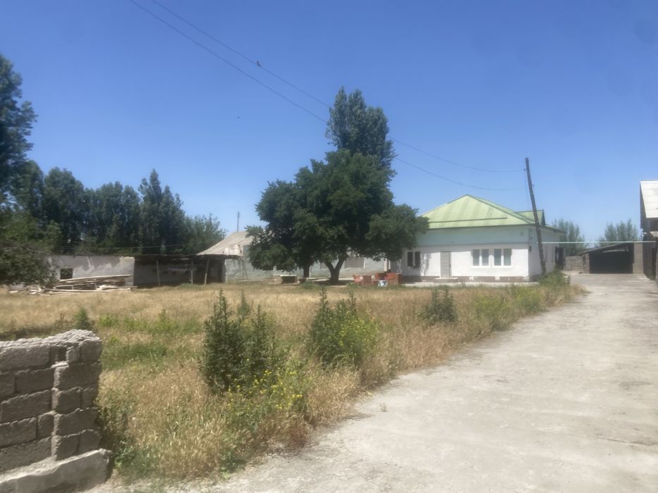 18 sotix yer sotiladi uy hovlisi bilan