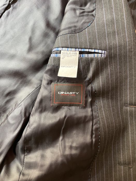 Costum barbati Dinasty 46