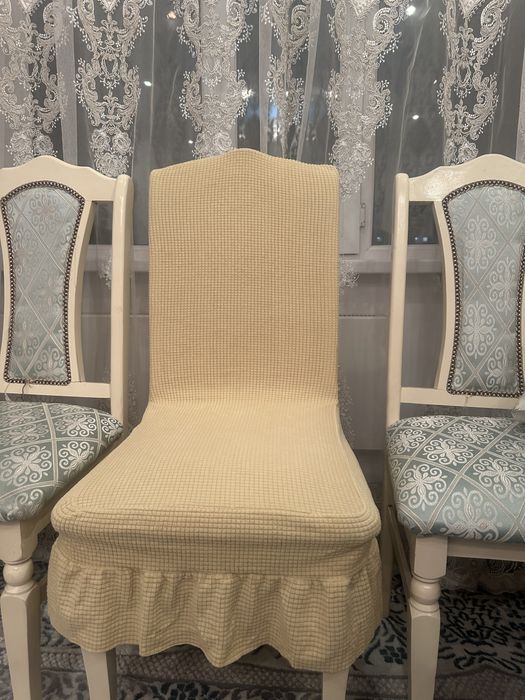 Стол со стульями.