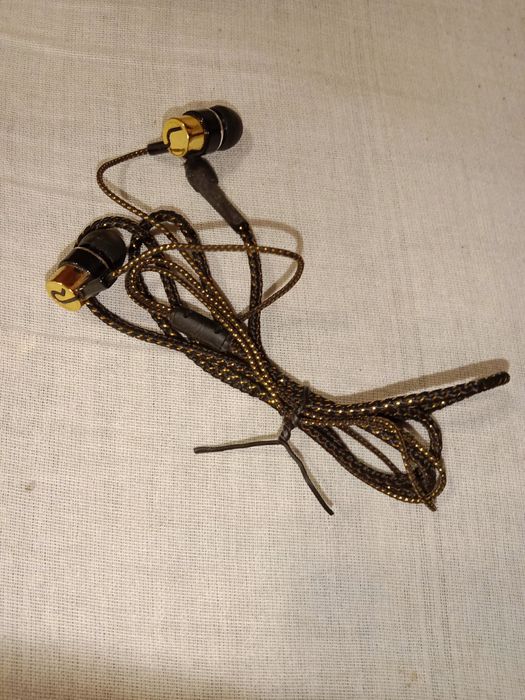 Продам проводные наушники.