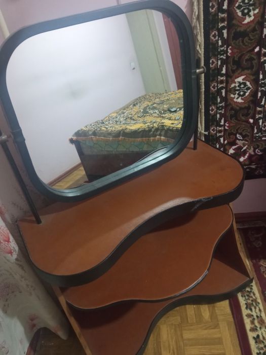 Открытая тумбочка с  зеркалом