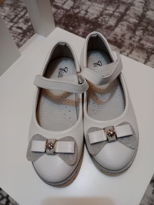 Детски бели обувки