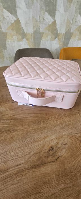 Куфарче за грим с огледало и светлина