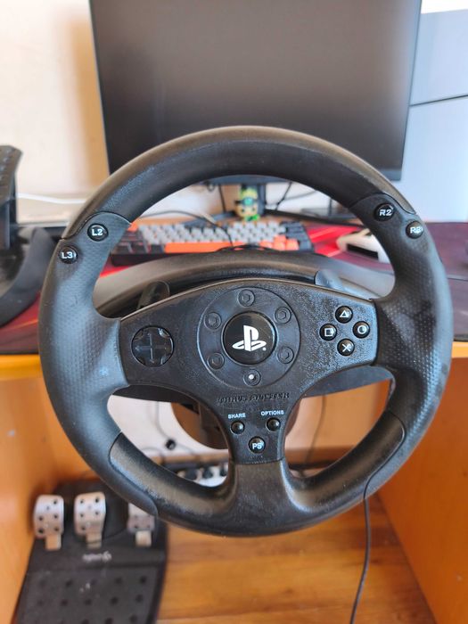 Playstation 4 fat с волан thrustmaster T80 ,един джойстик.