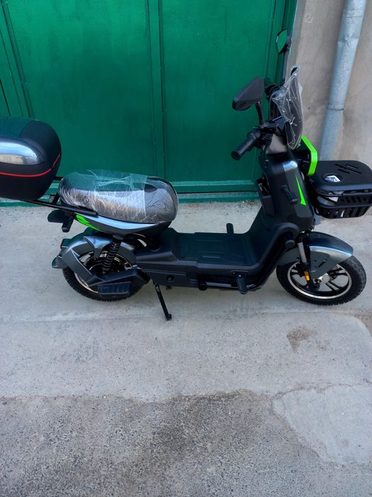 Skuter moped sotiladi