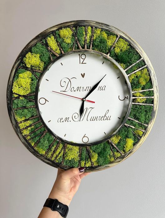 Стенен часовник с мъх