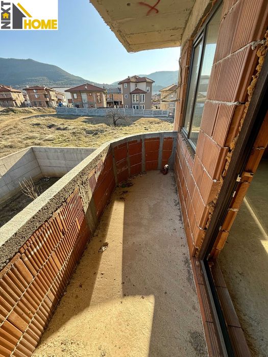 Самостоятелна триетажна къща с гаражи и дворно място