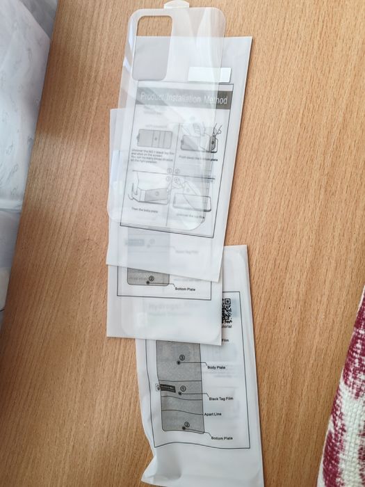 Vând 2 huse huawei P40 pro și 3 folii protectie