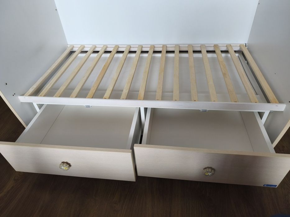 Кошара Лорели с чекмеджета и колелца