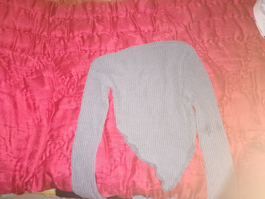 Vând haine . Folosite o dată