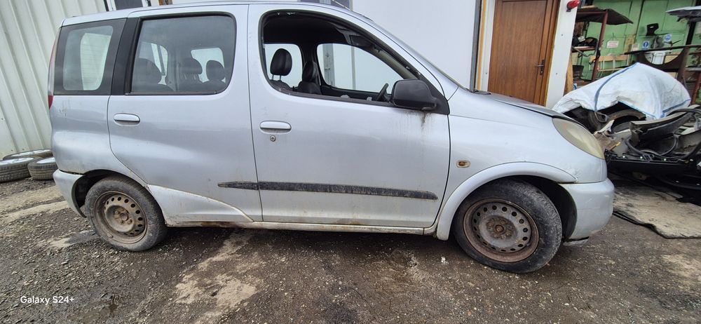 Dezmembram Toyota Yaris Verso 1.3 benzina