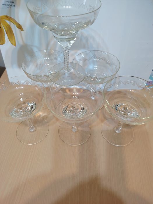 Pahare de cristal pentru șampanie.