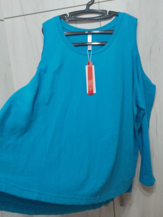 Чисто нова блуза с голи рамене