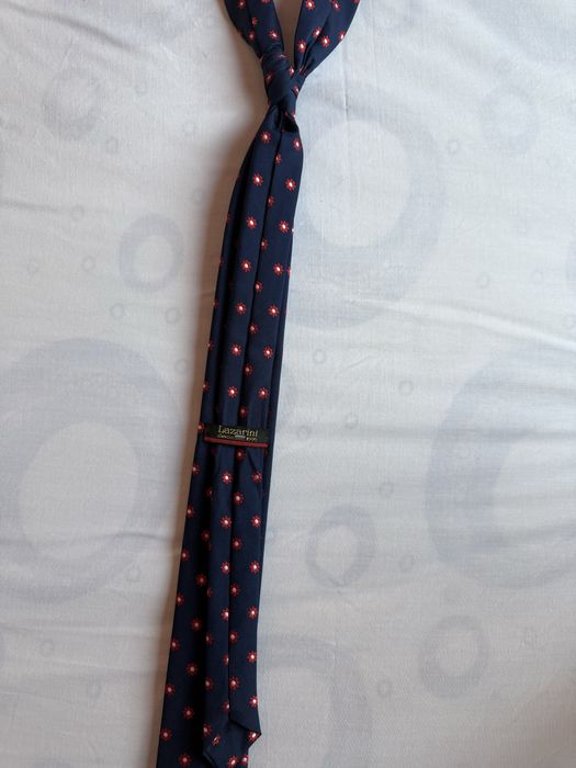 тъмносиня вратовръзка