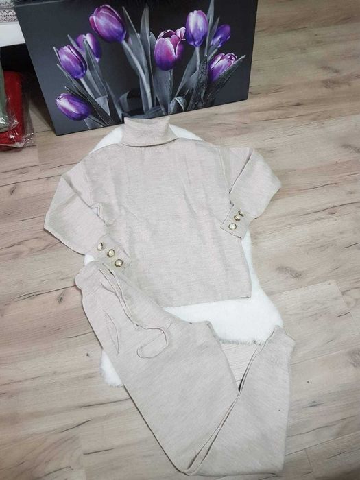 Compleu tricot mărime unică merge S M L
130 lei