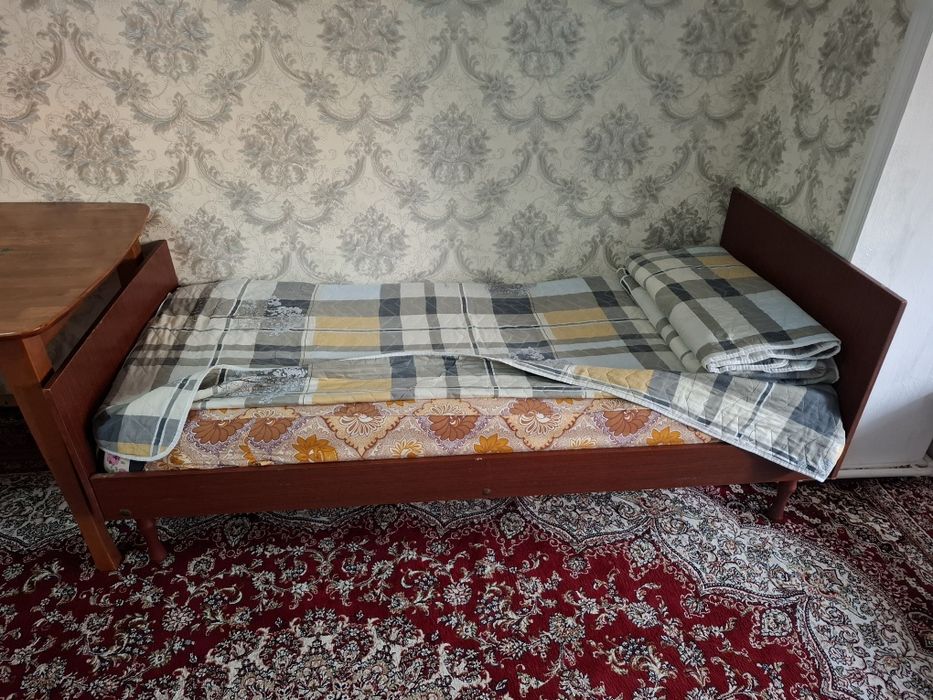 Продаётся кровать в хорошем состоянии. Krovat sotiladi, holati yaxshi.