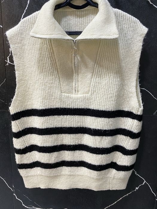 Свитер без рукавов с высоким горлом и замком