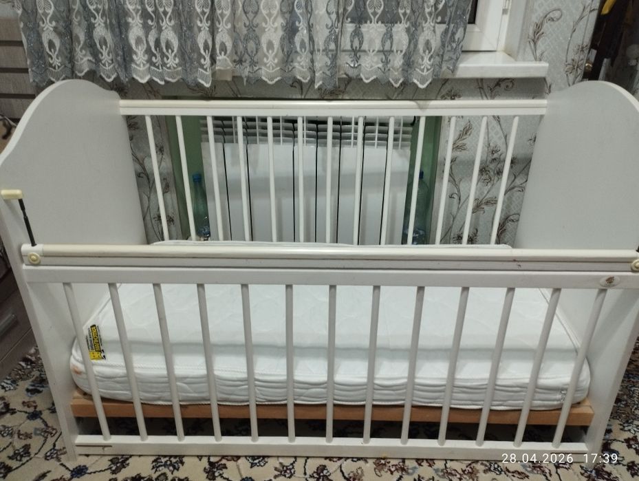 Detskiy krovat sotiladi yaxshi holatda matras bilan