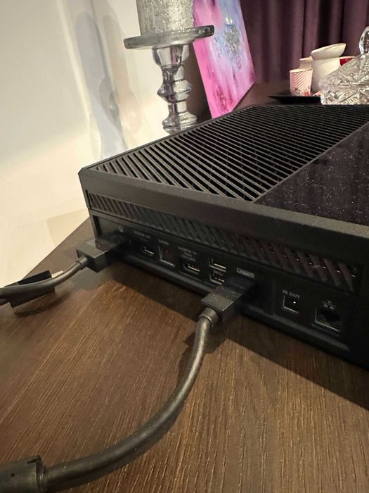 Vând Xbox One 1TB + 1 manetă + Kinect + casti + jocuri