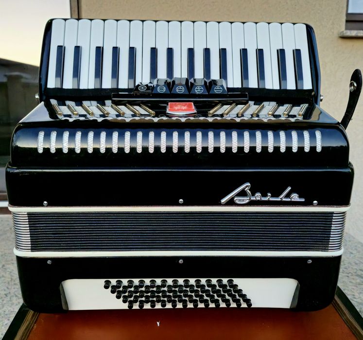 Vând acordeon Baile cu 60 basi negru