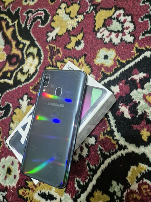 Продам телефон Самсунг А40