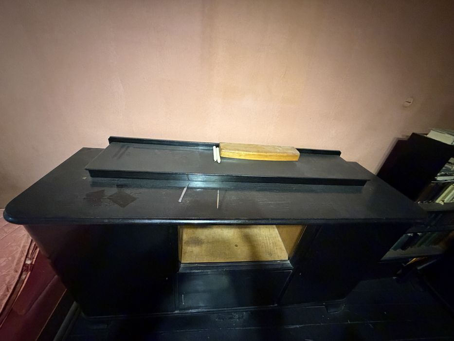 Масивен дървен шкаф