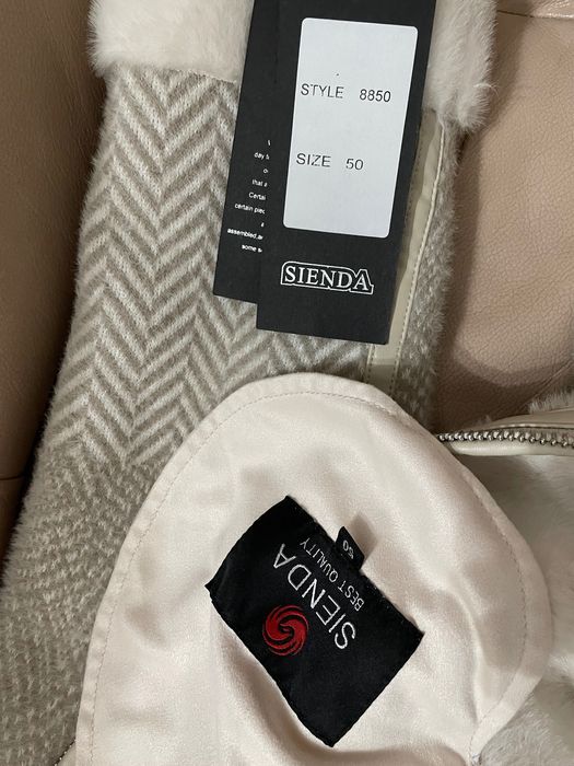 Красивое светлое пальто