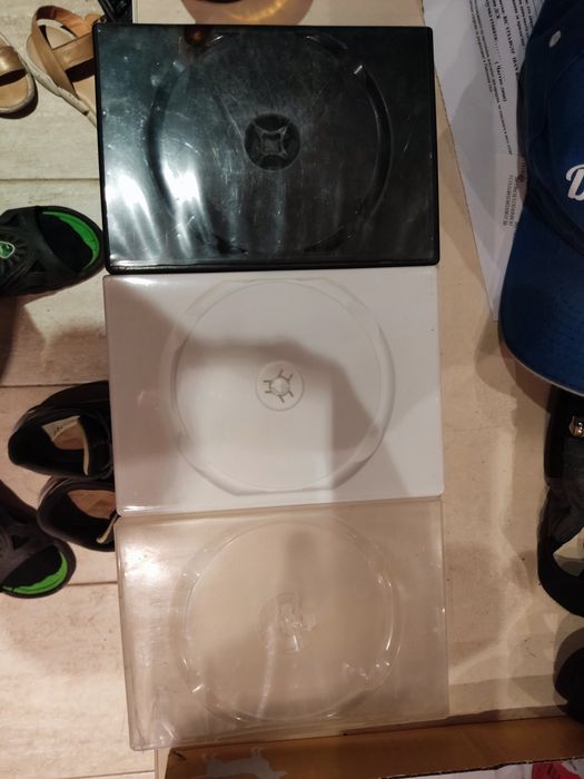 5 брой , DVD опаковки, черна, бяла и прозрачен.