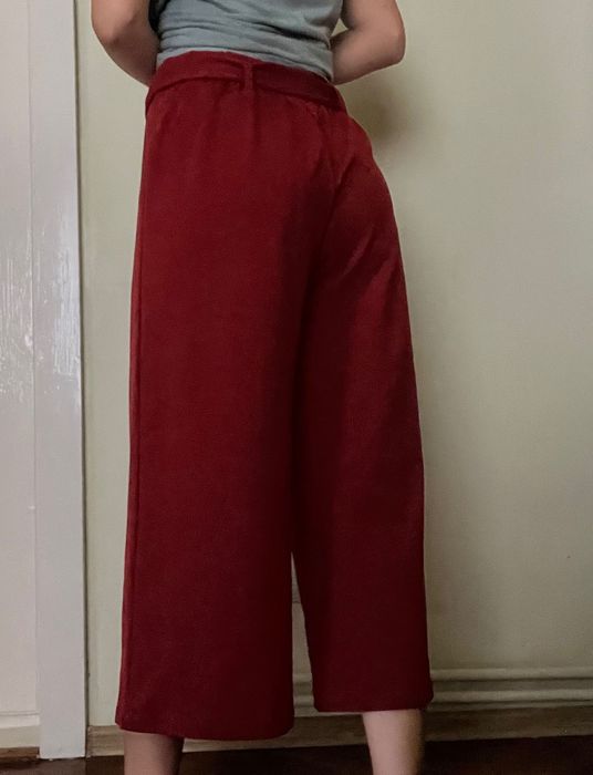 Vând pantaloni largi trei sfert