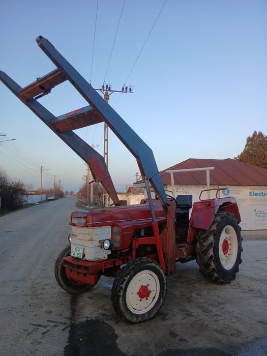 Tractor cu încărcător frontal 60 cp 4cilindri Renault 3700 euro