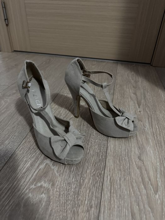 Pantofi cu toc