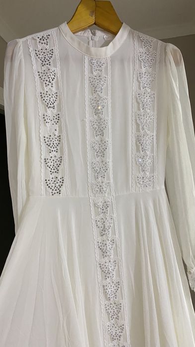 Белое казахское платье