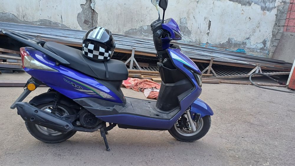 Skuter sotiladi 125 kubalik 100 ga 2.5 liter benzin ichadi