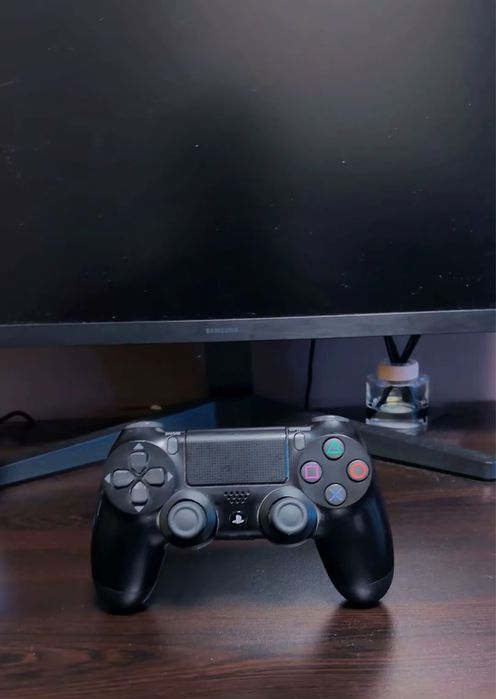 Продавам ps 4 slim 1tb
