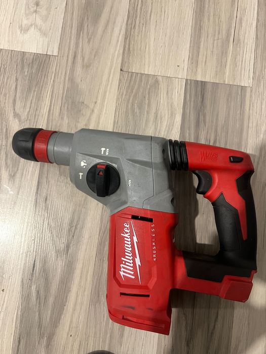 Vând rotopercutor milwaukee M18