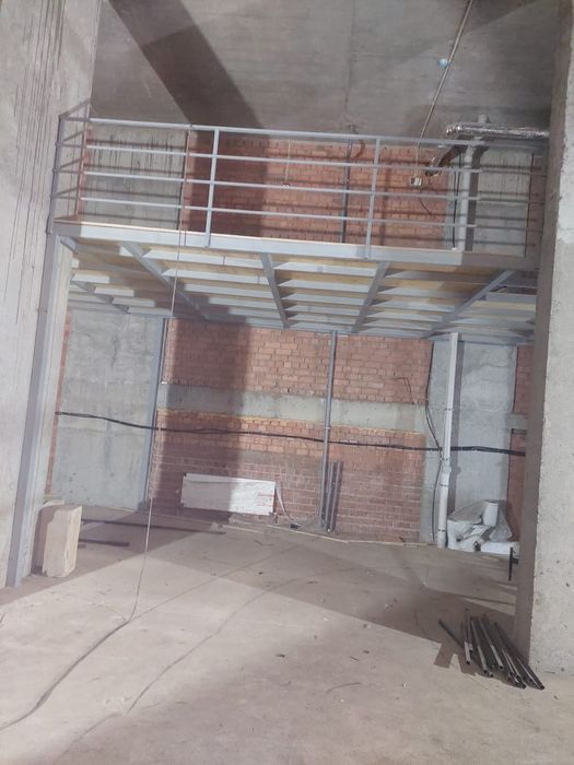 Антресоль .Антресольный этаж. Лестница.