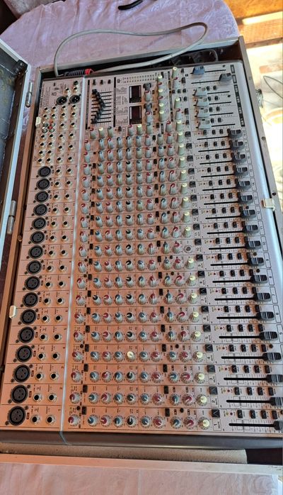 Vând mixer beringher