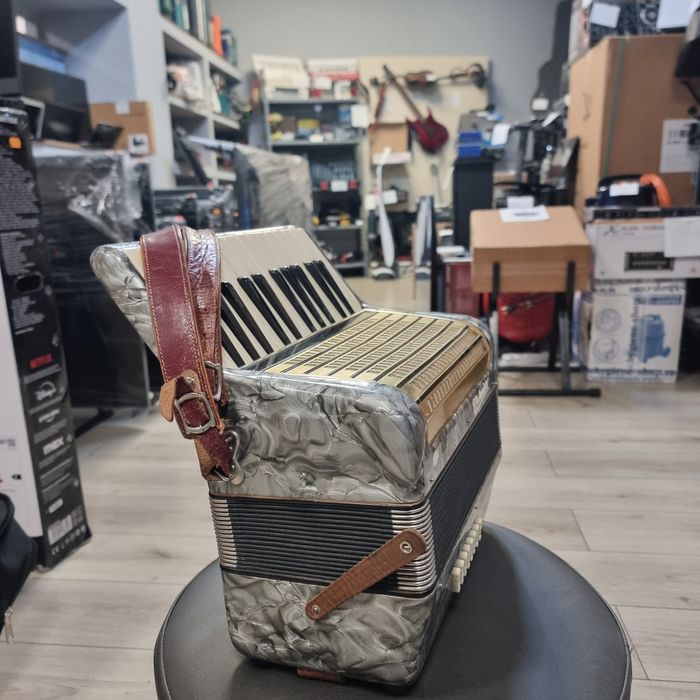 Amanet F28: Acordeon Weltmeister Student 32 Basi