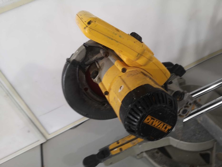 Циркуляр пендула - Dewalt 1600W / 216mm