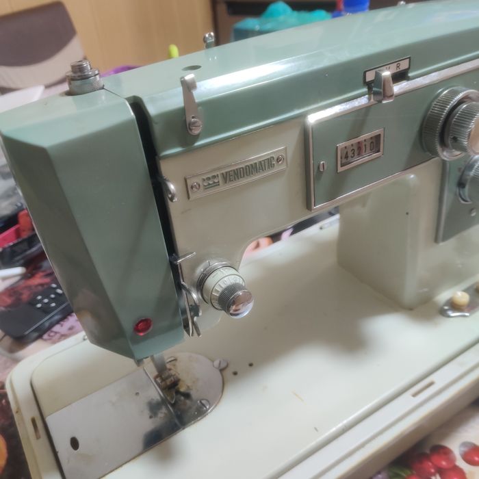 Mașină de cusut antică