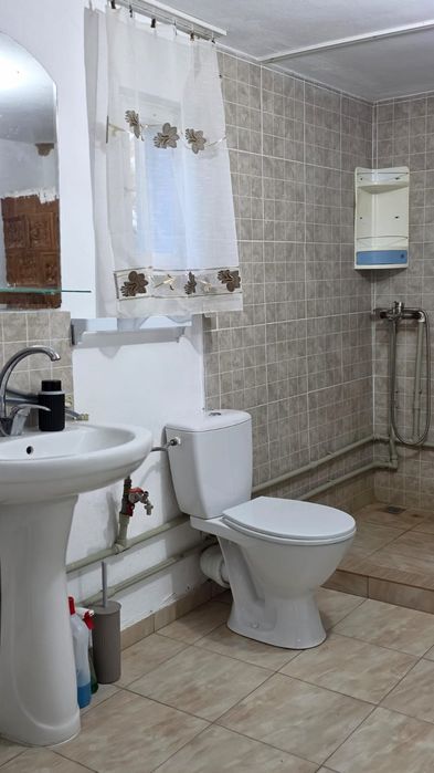Casa de vanzare, 1459 mp teren genros , doua  intrari, com. Produlesti Dambovita