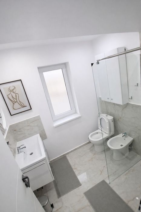 Închiriez ap.3 camere lux