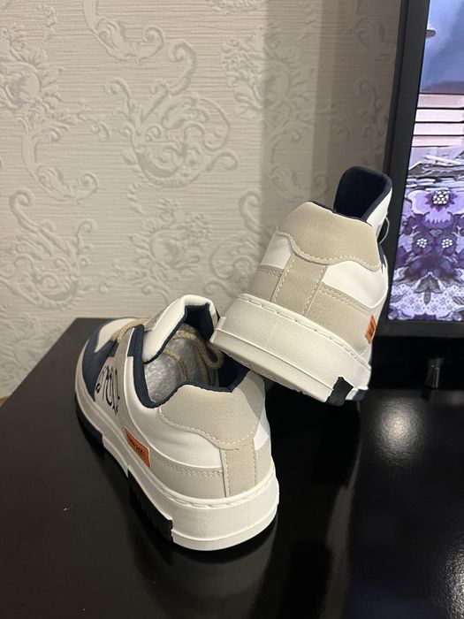 Продам новые кроссовки