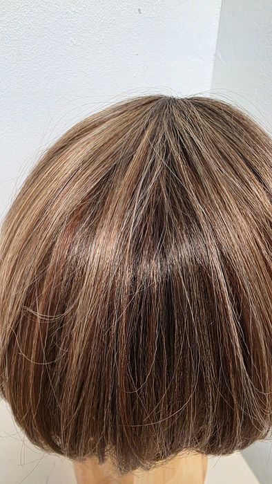 Perucă HAIRCUBE lace front bob asimetric șaten cu șuvițe caramel